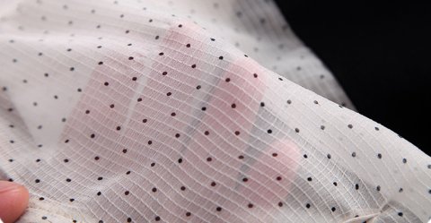 穿着“小黑裙”去约会,体现女生柔柔的气质,男友看的挪不开眼了