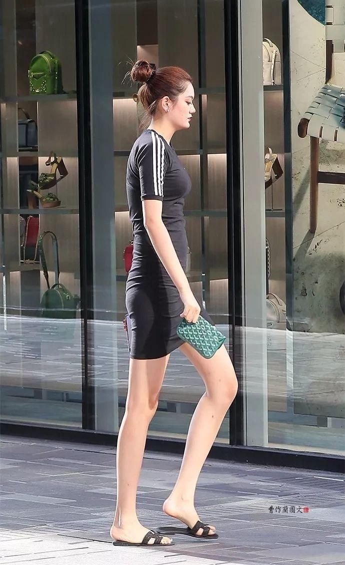 街拍:包身裙美女，演绎曲线的神韵