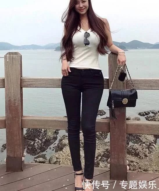 小姐姐穿着牛仔裤，简单的设计，凸显出女人的优雅气质迷人