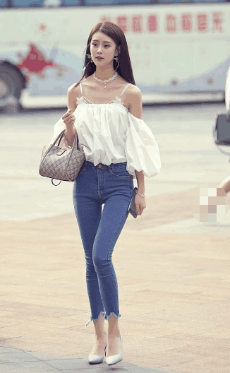 素人街拍: 运动内衣尽显丰满身材, 想做第四位小姐姐的男朋友