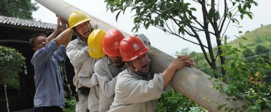  「农户」在农村，电力公司，通讯公司在农户承包地栽电杆，该收