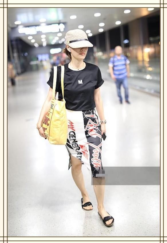 本以为马伊琍的机场拖鞋够随性的了，可看到大表姐刘雯，我沉默了