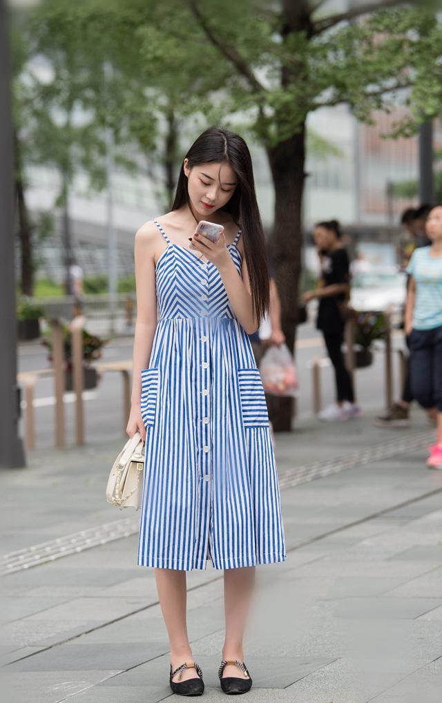 街拍，美女黑色蕾丝镂空背心，搭配黑色皮裤，身材丰满，很漂亮！