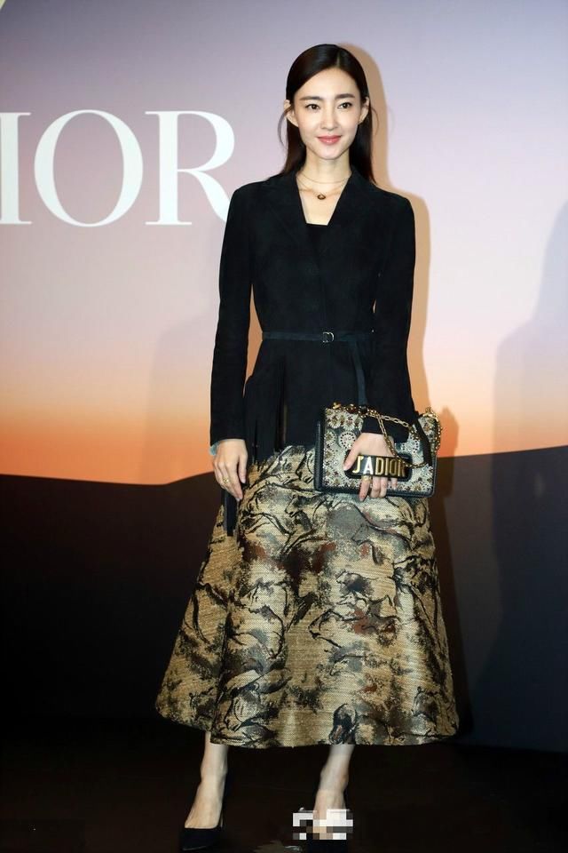 王丽坤瘦成纸片人，S码裤子都需要腰带了!