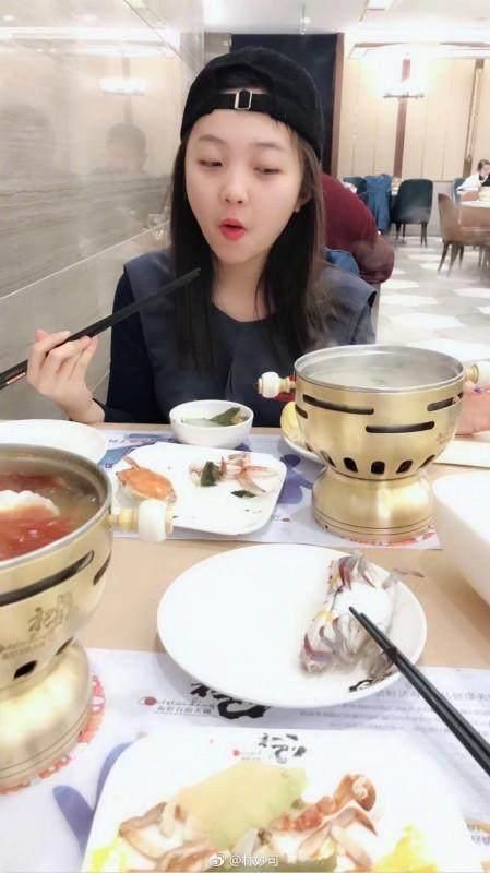 同是95后童星，关晓彤衣品，林妙可衣品，完全不是一个档次的