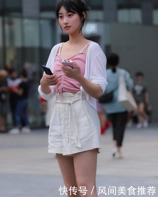  「气质」街拍气质清新的美女，一件黑色上衣配牛仔阔腿裤，气质唯美身姿
