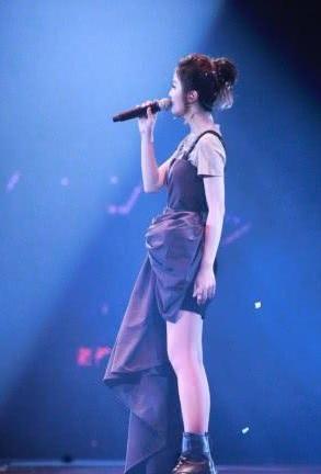 蔡卓妍36岁秦岚37岁，同框比美尴尬出天际，一个仙女一个大婶