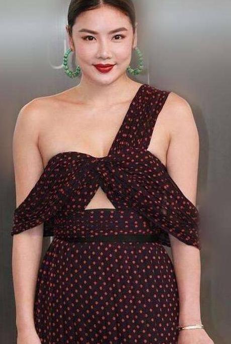 140斤乐基儿胆真大！只靠一个蝴蝶结挡住上半身，网友：真敢穿