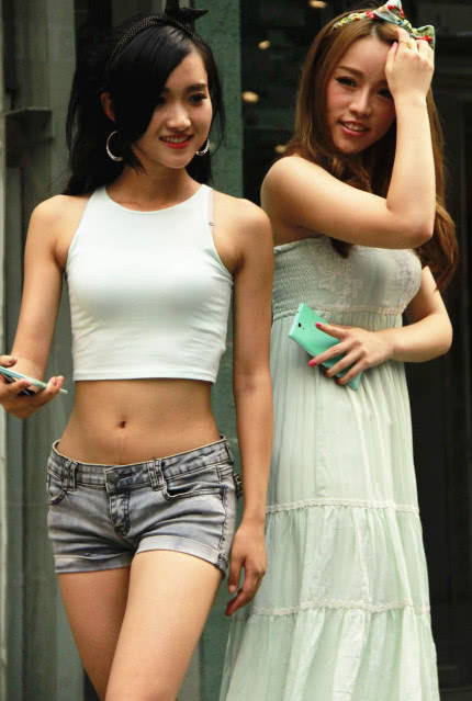 街拍：穿着休闲优雅动人的小姐姐，穿着很减龄简单而不简约！