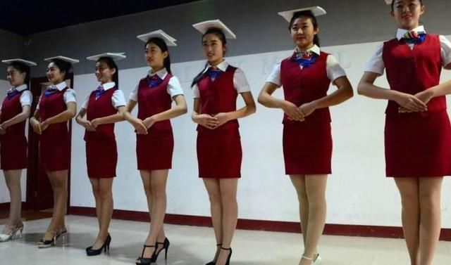 飞机上的空姐，为什么都穿裙子而不穿长裤？说出来你可能不信