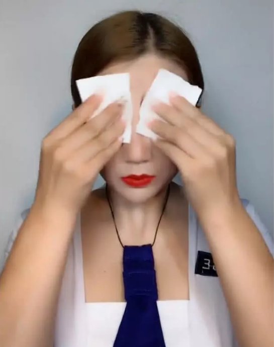 空姐展示“易容术”，当她卸妆后，网友:吓得我不敢谈恋爱!