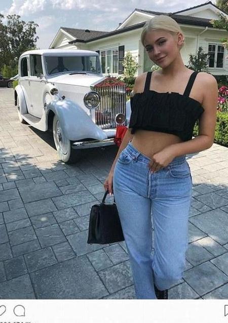 卡戴珊金小妹穿紧身衣，身材好夸张，却被身边黑人男友发型抢风头