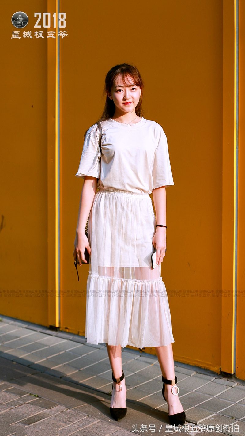 街拍:跟着三里屯潮拍美女来学日常淑女风穿搭