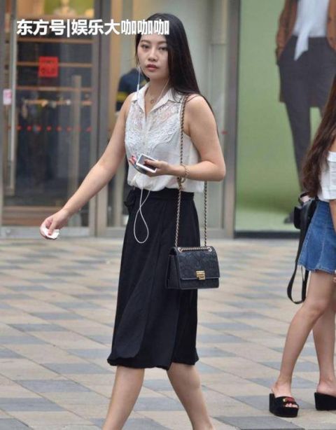  短袖|街拍：靓女如云的小姐姐，一件白色短袖配黑色半身裙，气质优雅美
