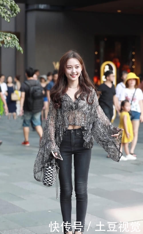  【有型】碎花雪纺衫搭配牛仔长裤，清爽有型，尽显气质女神的温柔甜美