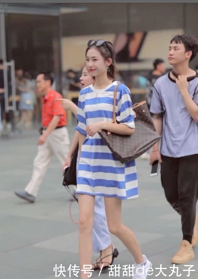  [感觉]街拍：看起来端庄时尚大气，连衣裙高雅大气，给人高挑迷人的感觉