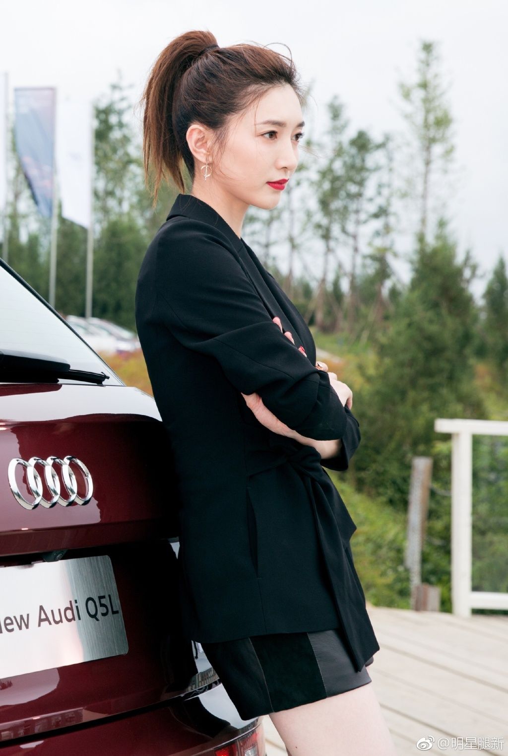 江疏影穿12公分一字带高跟鞋，搭配短裤 白皙美腿实在抢镜