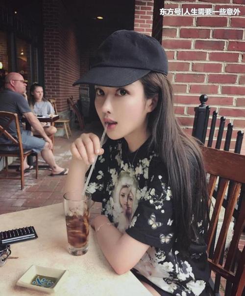 清新恬静的小美女,巧妙穿搭时而俏皮时而大气,灵动柔美非常养眼