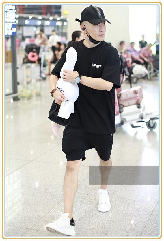 当40岁聂远穿大裤头撞上30岁张继科，网友：腿部差距也太尴尬了吧