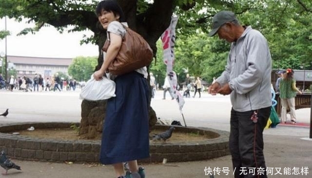  #围着#一群鸽子围着女子不让她走，仔细看她脚上的鞋子，大爷都震惊了！
