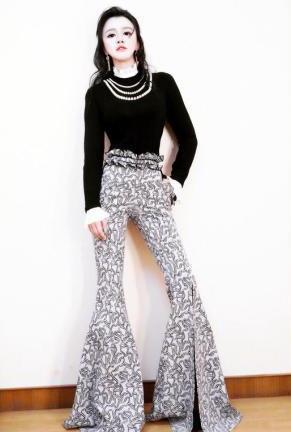 冉莹颖穿深V装现身，却频频用手遮挡事业线，网友：敢穿不敢露啊