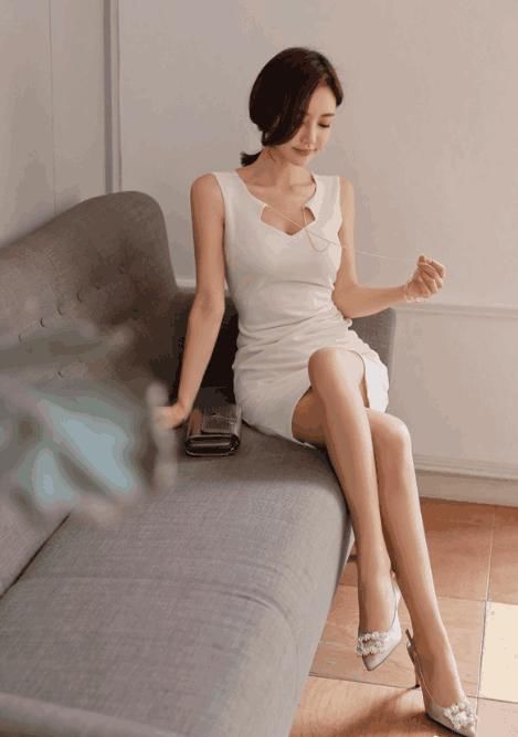 街拍：女友搭吊带连衣包臀裙出门，连“国民老公”估计都hold不住