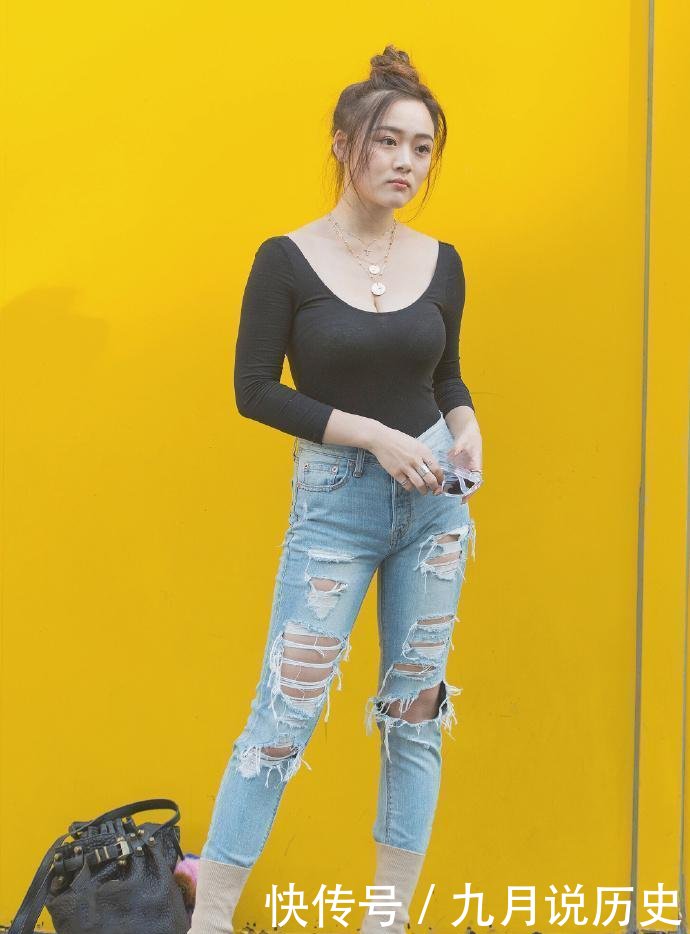  『小姐姐』街拍小姐姐的搭配和这个背景墙很搭哦！你觉得呢