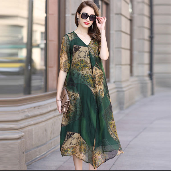 我50岁了，但我喜欢这样穿，高雅裙+尖头鞋，个个叫我美女