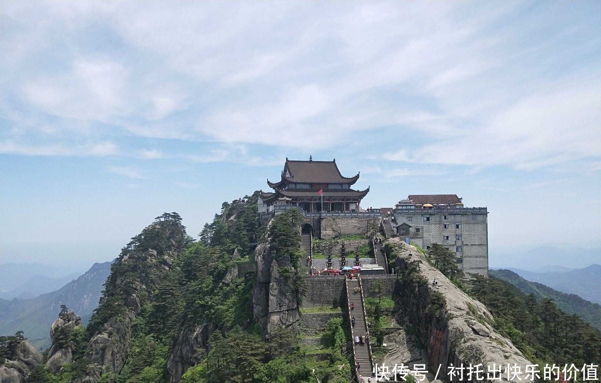 地藏王菩萨真身修行处,1306米山巅的寺庙,建成年代至今成谜