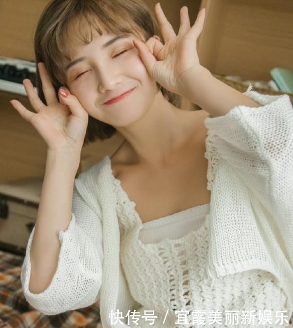  【写真】小姐姐拍写真演绎英伦风, 模样清甜, 一身穿搭超适合校园女生