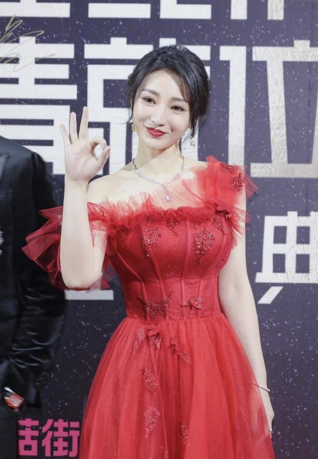 # 凹凸#大红色抹胸连衣裙气质出众，身材凹凸有致，美呆了，柳岩穿衣胆大