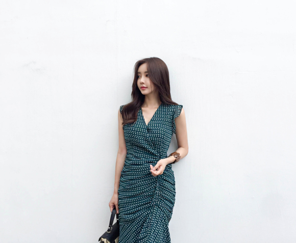 女神孙允珠，青花磨砂苔痕冰水晶玛瑙长裙