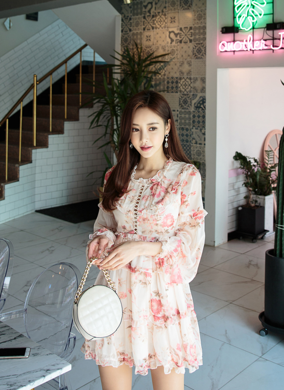 女神孙允珠，鸢红斛叶法兰西花亭层叠洋裙