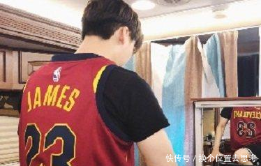 李易峰穿23号球衣为詹姆斯助力,网友峰峰喜欢