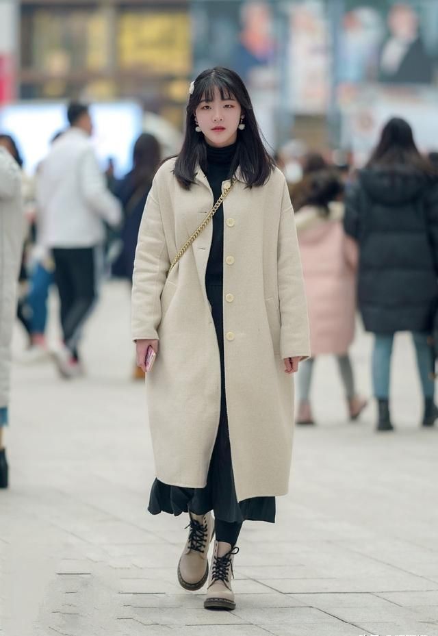  『千万别』一身穿搭没有白就不算完整，小面积提亮真的很重要，千万别忽视