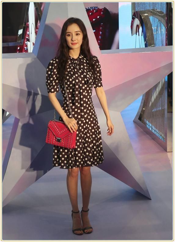 再别说周笔畅没女人味了！一袭印花裙惊艳全场，连杨幂都甘拜下风