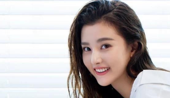  观众朋友：自小在国外长大了, 都是一个小童星, 现如今发展趋势成一线女明星