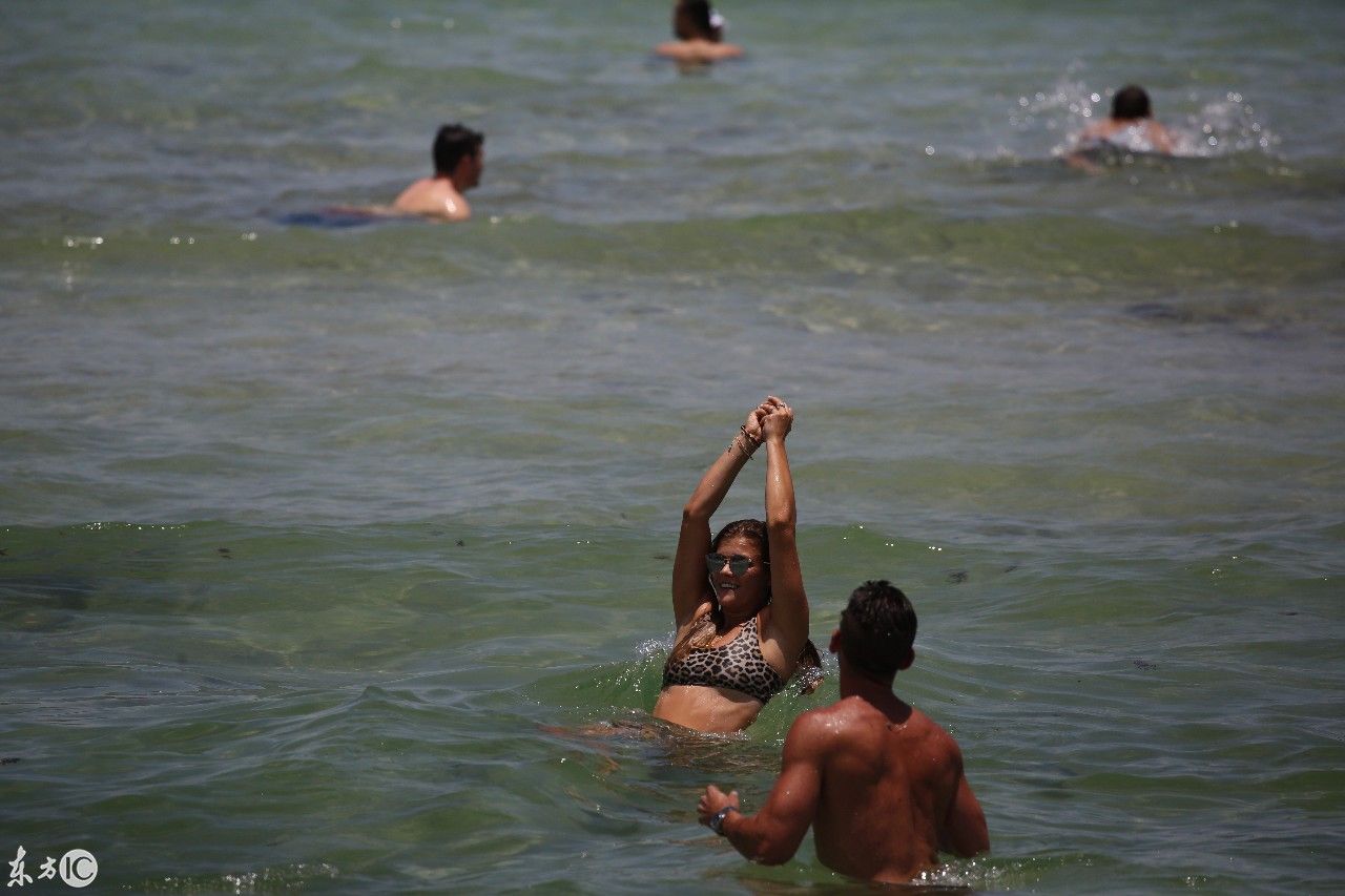 超级模特在海滩被发现亲吻男友