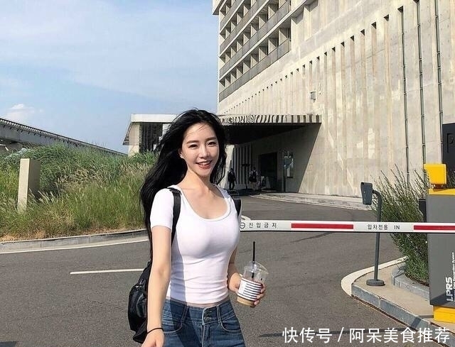 『美女』美女穿牛仔裤的时尚,重点和亮点都在身后!