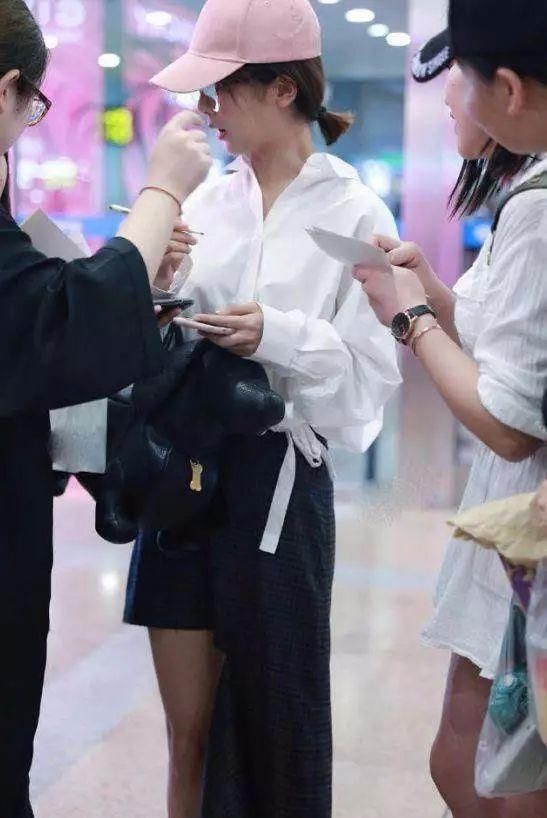 继吴昕之后，杨紫手握养生杯，90后的她已经老了吗？