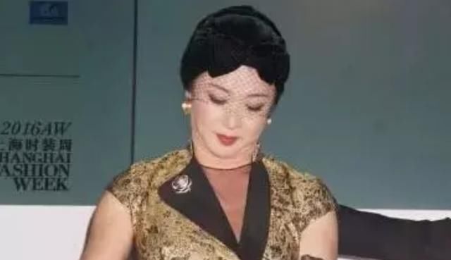 金星真的老了？一身金色旗袍气质绝佳，却在镜头下暴露真面目