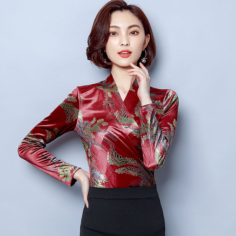 别天天穿包臀裙配丝袜,现在流行这样的打底衫,尤其是微胖女人