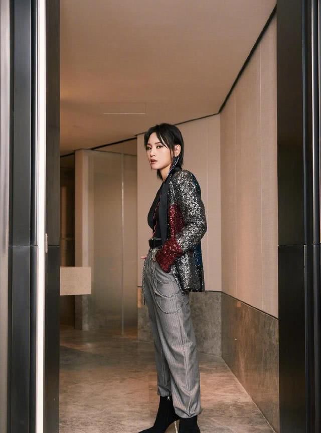  『气质』周笔畅气质开挂，粉色花朵羽绒服搭配黑色吊带连衣裙，时髦大气