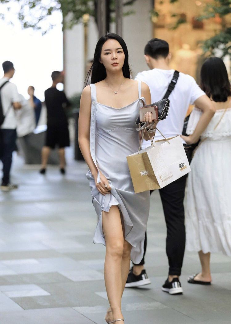  『气质』街拍：小美女身穿套裙，脚踩黑色的高跟凉鞋，显得整体气质非常突出