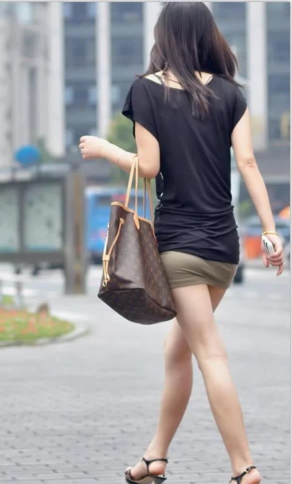 时尚性感小姐姐，黑丝袜加制服衬托出完美身材，浑圆的翘臀夺无数