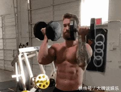 光膀子：肌肉男结婚光膀子上阵，为什么他们不喜欢穿衣服