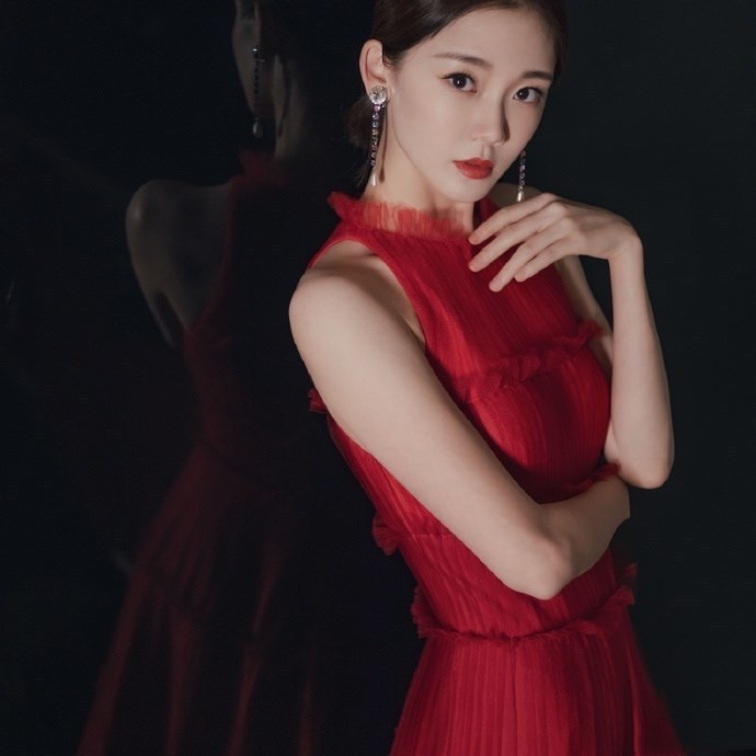 # 薄纱#有一种妩媚动人的冷艳之姿,超美,苗苗穿起这一袭红色薄纱长裙
