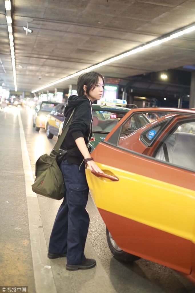 窦靖童腰挂搪瓷缸头发似三天没洗 双手叠放身前抿嘴露纹身