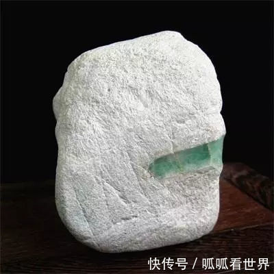  「大叔」农民大叔深山挖出块石头坚称是翡翠，不小心磕掉一块，