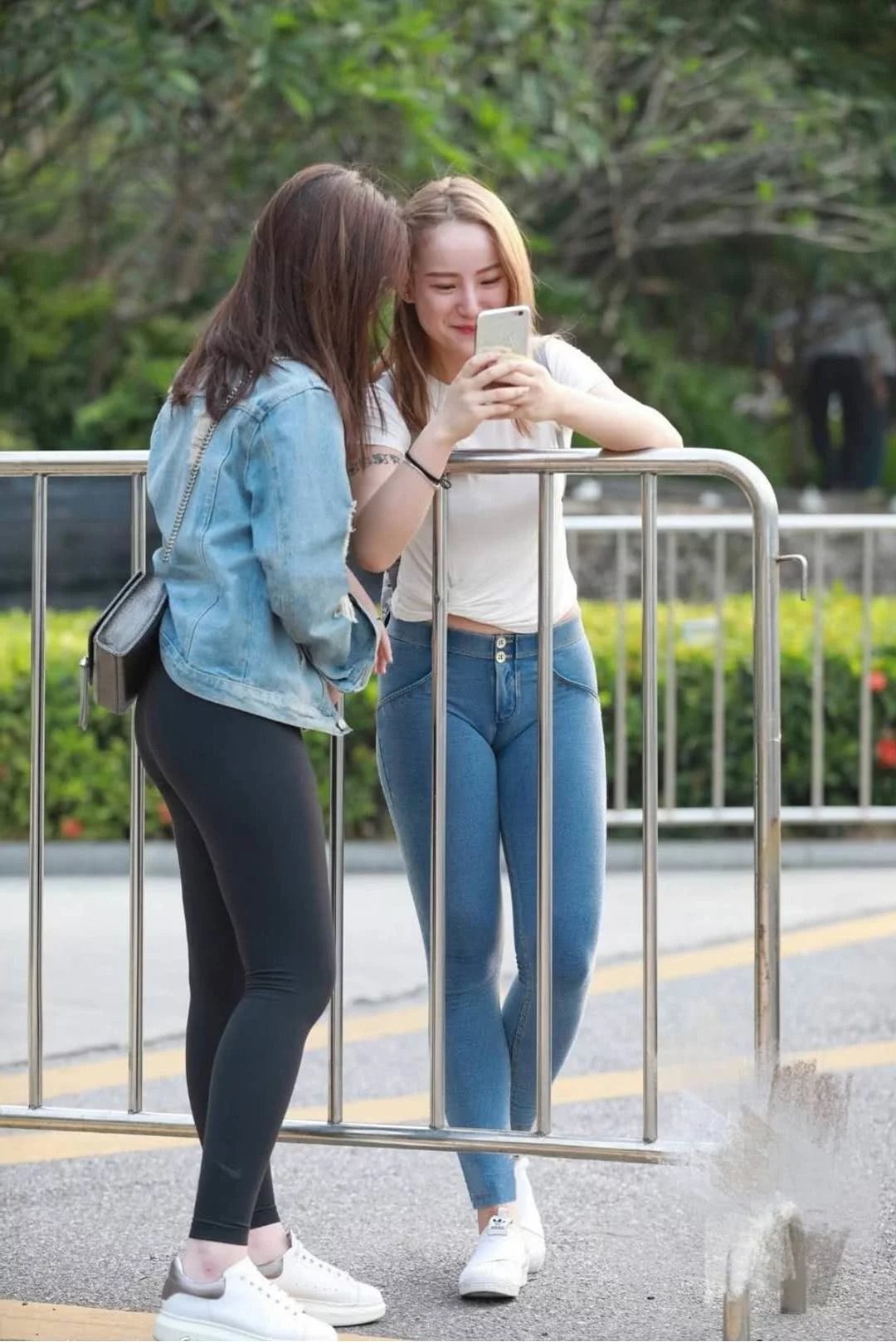 紧身裤闺蜜，一个秀雅绝俗，一个清纯可人，比身材牛仔裤美眉完胜